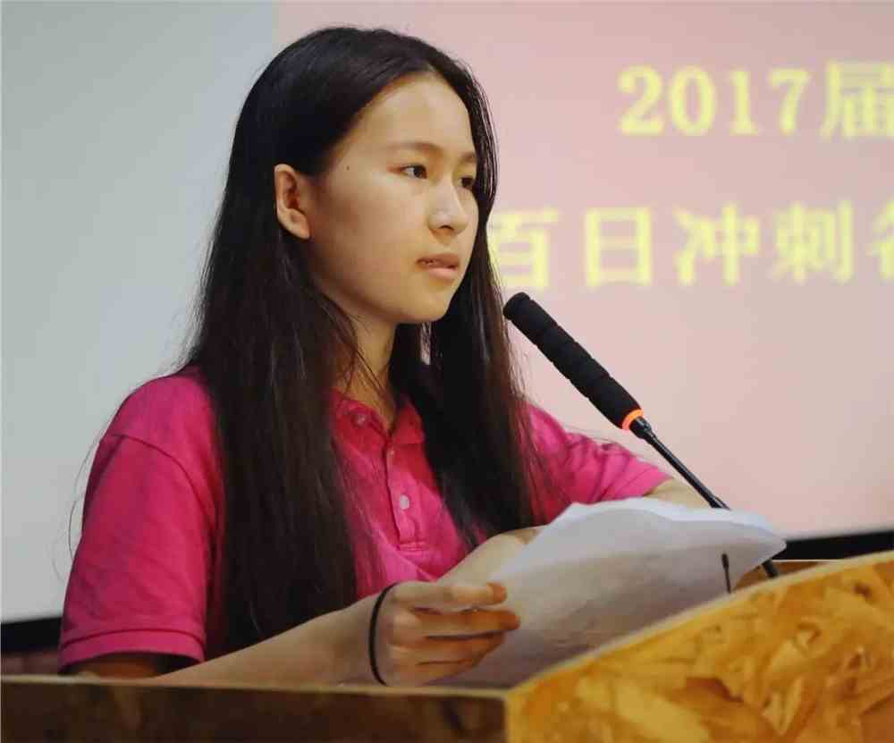 美院二班学生代表章涵同学发表演讲