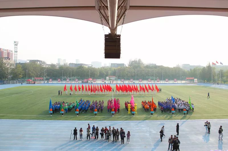 10月13日上午,学校2018级新生运动会在良乡校区柏林蓝体育场开幕.