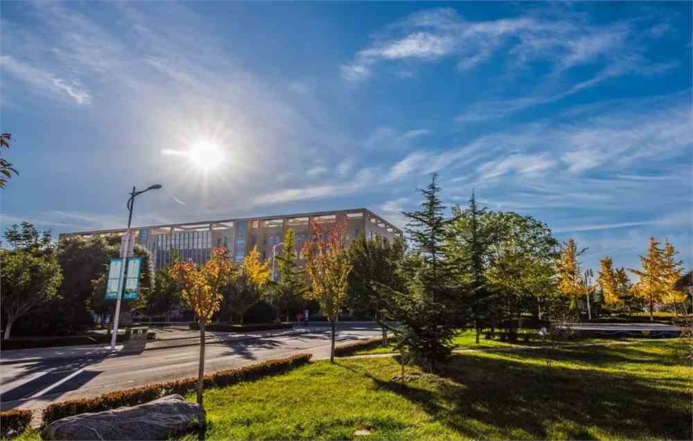 陇东学院是一所全日制综合性省属普通本科院校,地处甘肃省庆阳市.