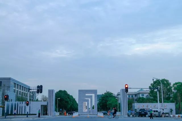 新门筑新梦续写新华章武汉华夏理工学院新校门正式揭幕